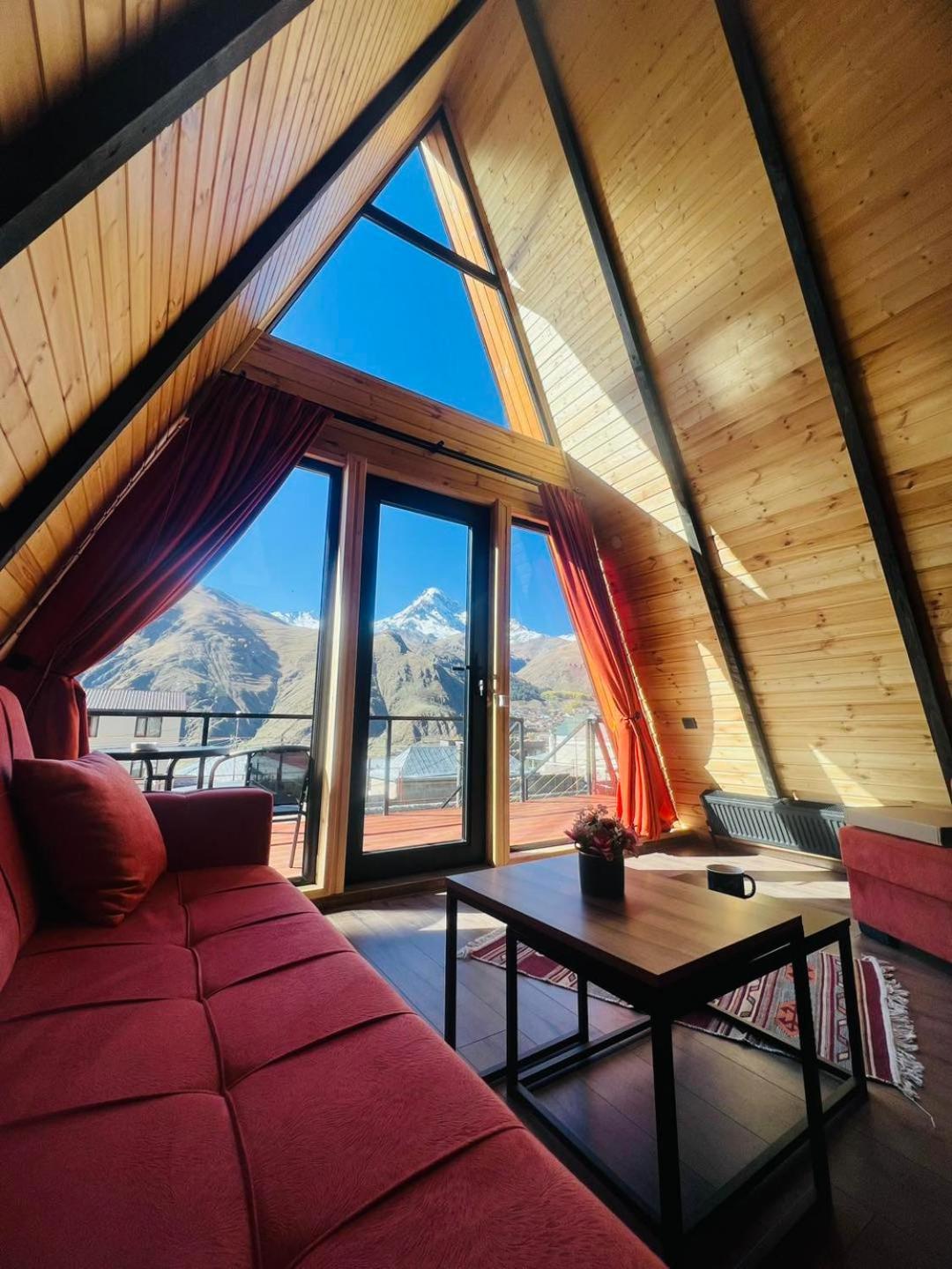 Pyramid Kazbegi Hotel Екстериор снимка