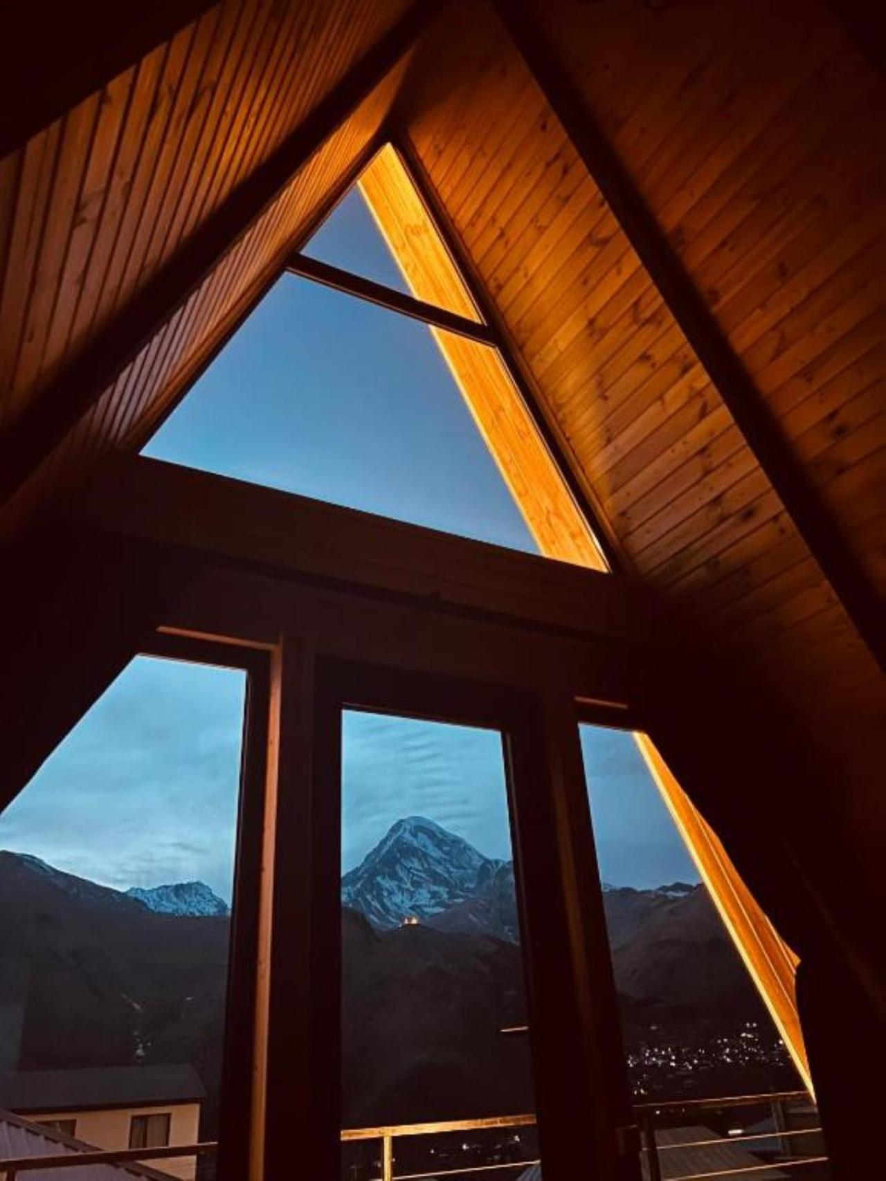 Pyramid Kazbegi Hotel Екстериор снимка