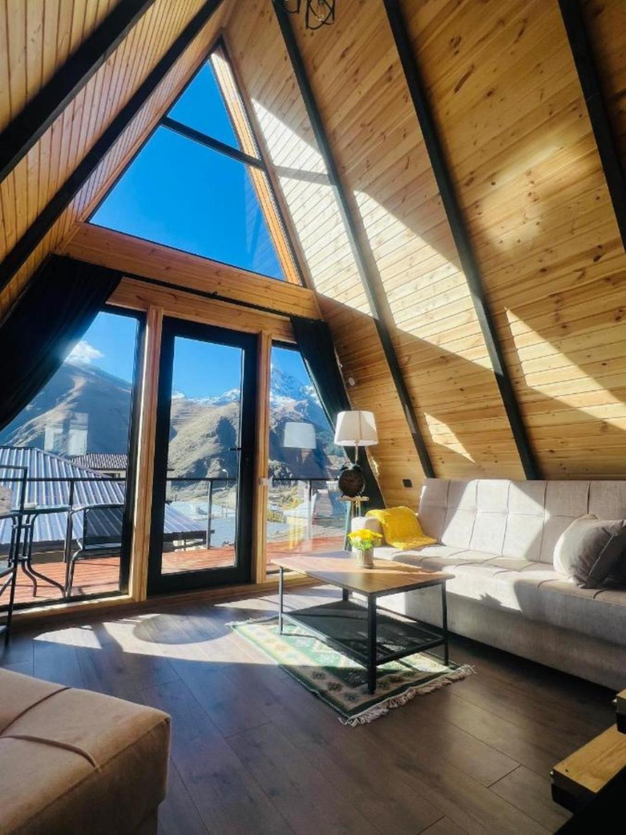 Pyramid Kazbegi Hotel Екстериор снимка
