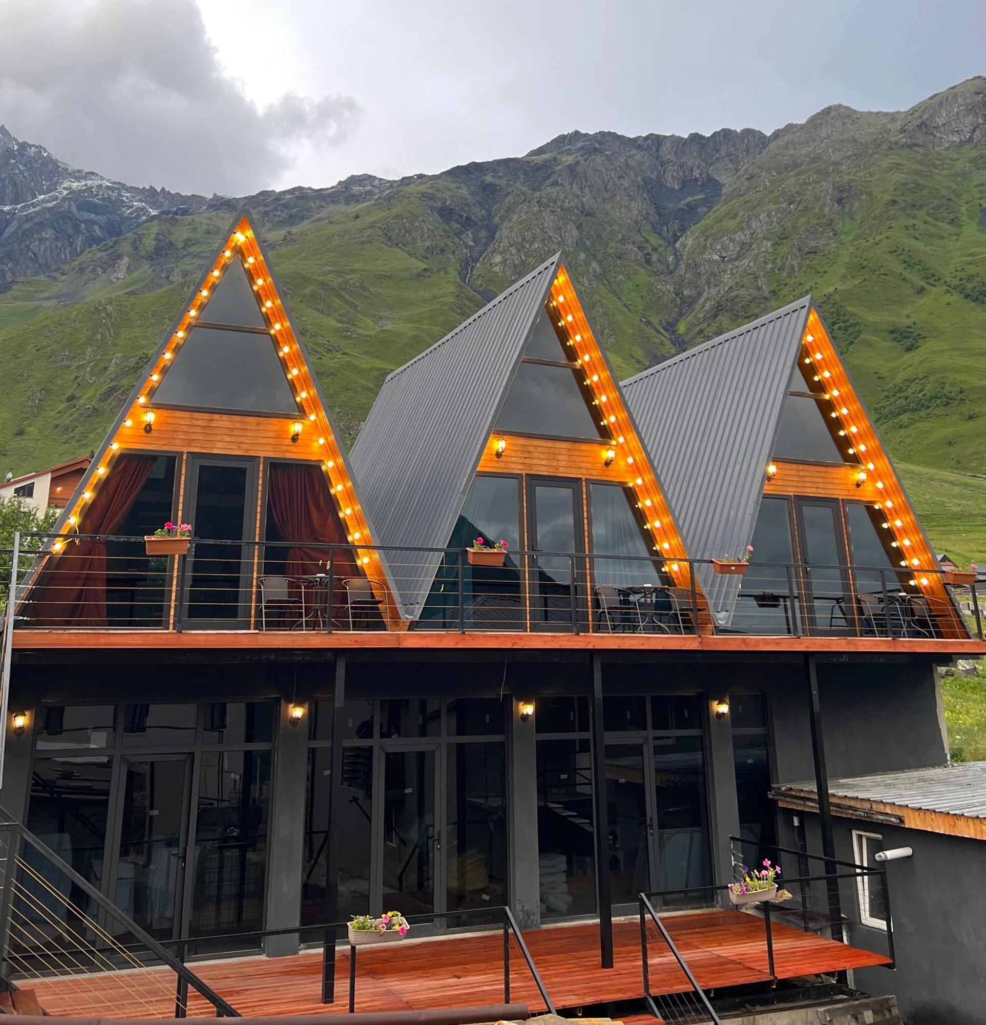 Pyramid Kazbegi Hotel Екстериор снимка